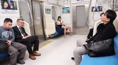 VAGU-282 最終電車でパンチラしていた嫁の義姉さんは勃起した僕に気付いて誘惑しはじめた 宮西ひかる